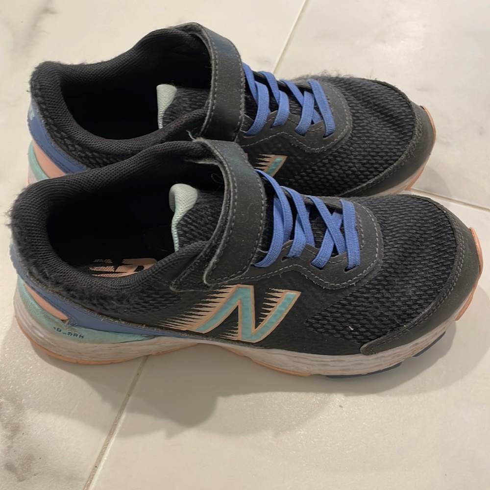 Girls New Balance Sneakers. Size 2. Good Condition.